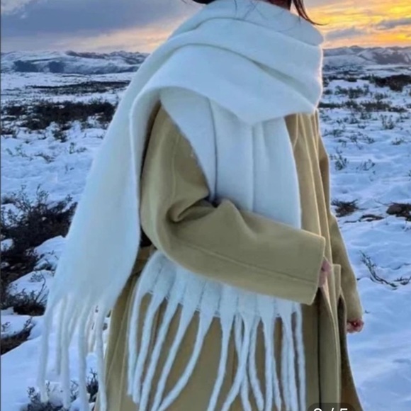 Solid oversized white bohemian Scarf, Winter Wool Knitted Thick Fringed Shawl - Picture 3 of 3
